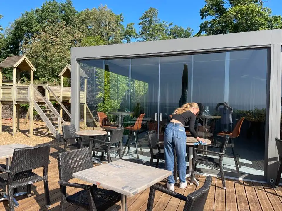 Écrans en verre installés sur une terrasse